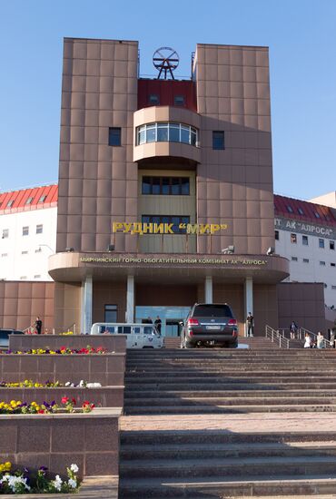 Recuers bring to safety 142 miners from Mir minein Yakutia