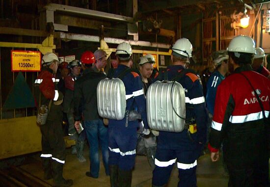 Recuers bring to safety 142 miners from Mir mine in Yakutia