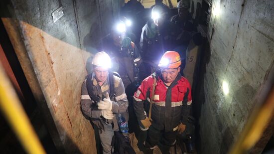 Recuers bring to safety 142 miners from Mir mine in Yakutia