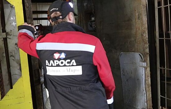 Recuers bring to safety 142 miners from Mir mine in Yakutia