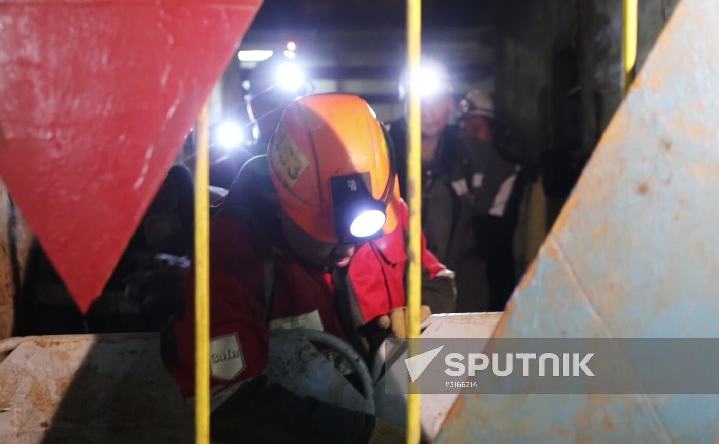 Recuers bring to safety 142 miners from Mir mine in Yakutia