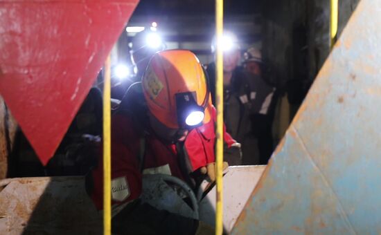 Recuers bring to safety 142 miners from Mir mine in Yakutia