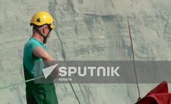 Industrial climbers start searching for missing miners in Mir mine