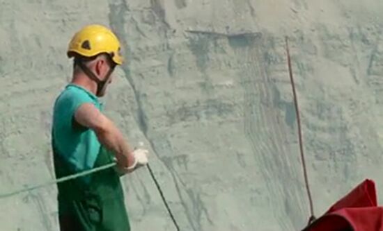 Industrial climbers start searching for missing miners in Mir mine