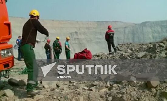 Industrial climbers start searching for missing miners in Mir mine
