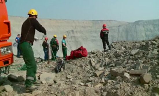 Industrial climbers start searching for missing miners in Mir mine