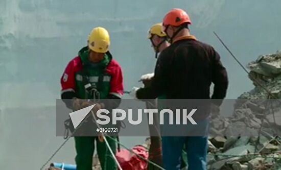 Industrial climbers start searching for missing miners in Mir mine