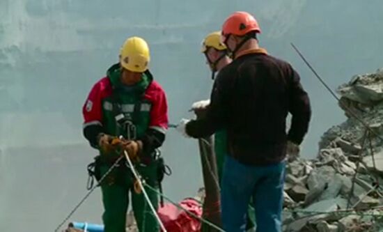 Industrial climbers start searching for missing miners in Mir mine