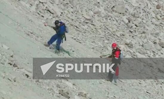 Industrial climbers start searching for missing miners in Mir mine