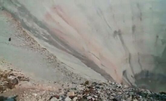 Industrial climbers start searching for missing miners in Mir mine