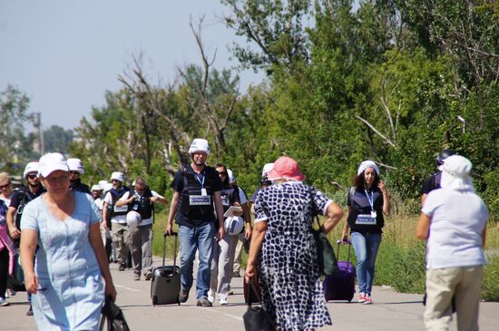 OSCE SMM Principal Deputy Chief Alexander Hug arrives at Stranitsa Luganskaya Village check-point