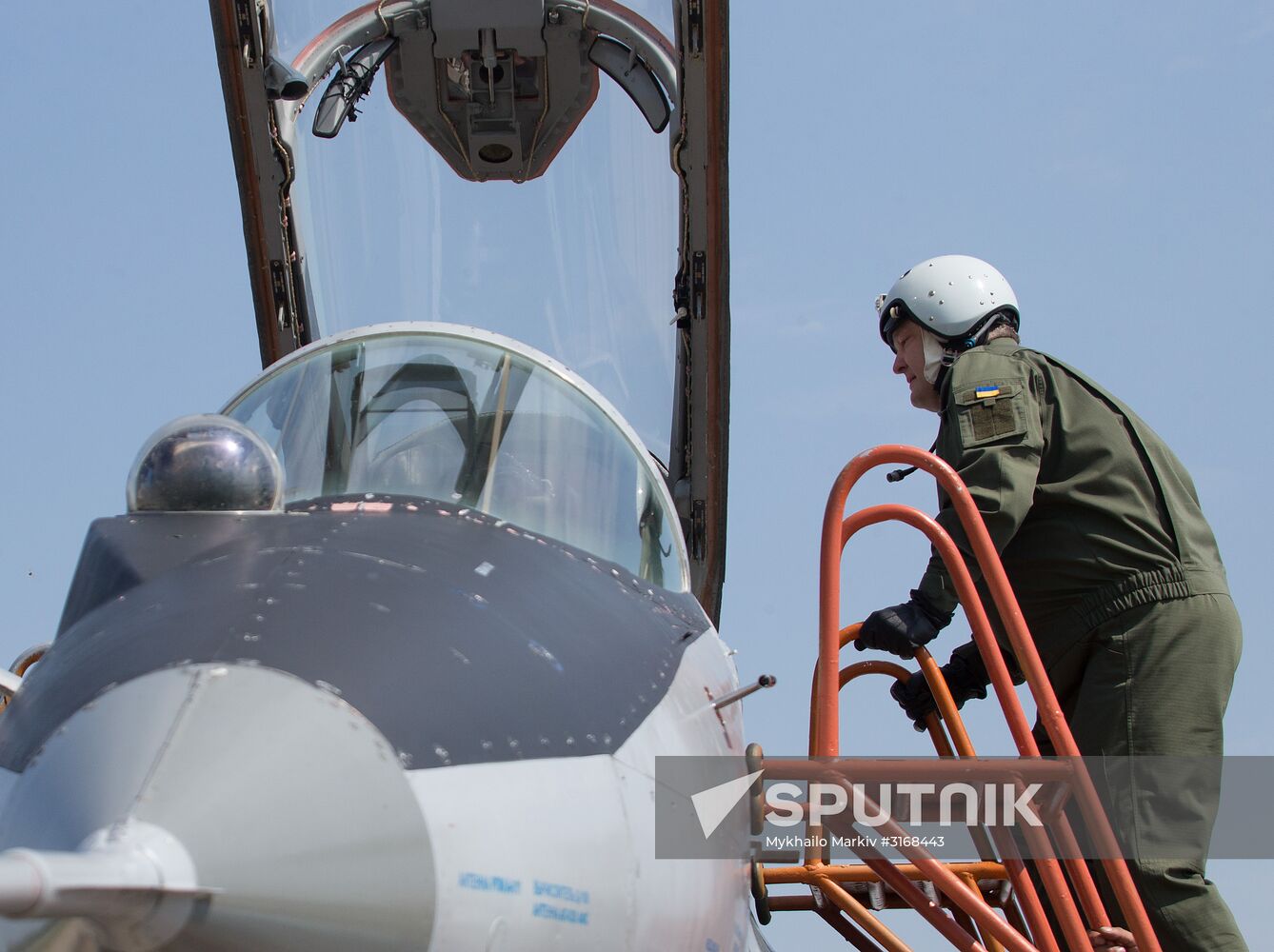 Ukrainian President Petro Poroshenko flies MiG-29 fighter