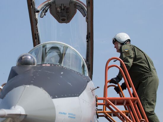 Ukrainian President Petro Poroshenko flies MiG-29 fighter