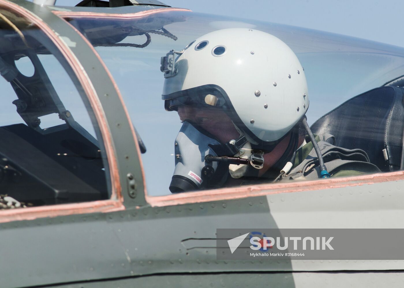 Ukrainian President Petro Poroshenko flies MiG-29 fighter