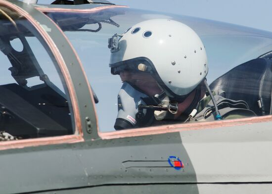 Ukrainian President Petro Poroshenko flies MiG-29 fighter