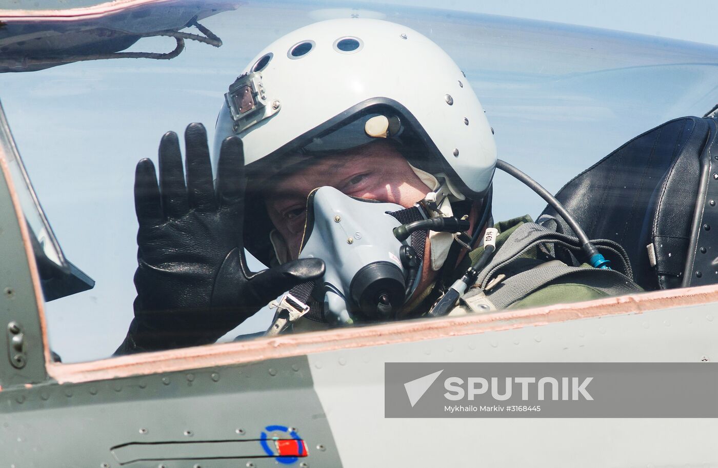 Ukrainian President Petro Poroshenko flies MiG-29 fighter