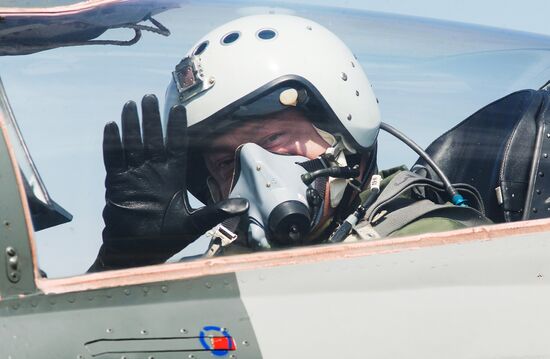Ukrainian President Petro Poroshenko flies MiG-29 fighter