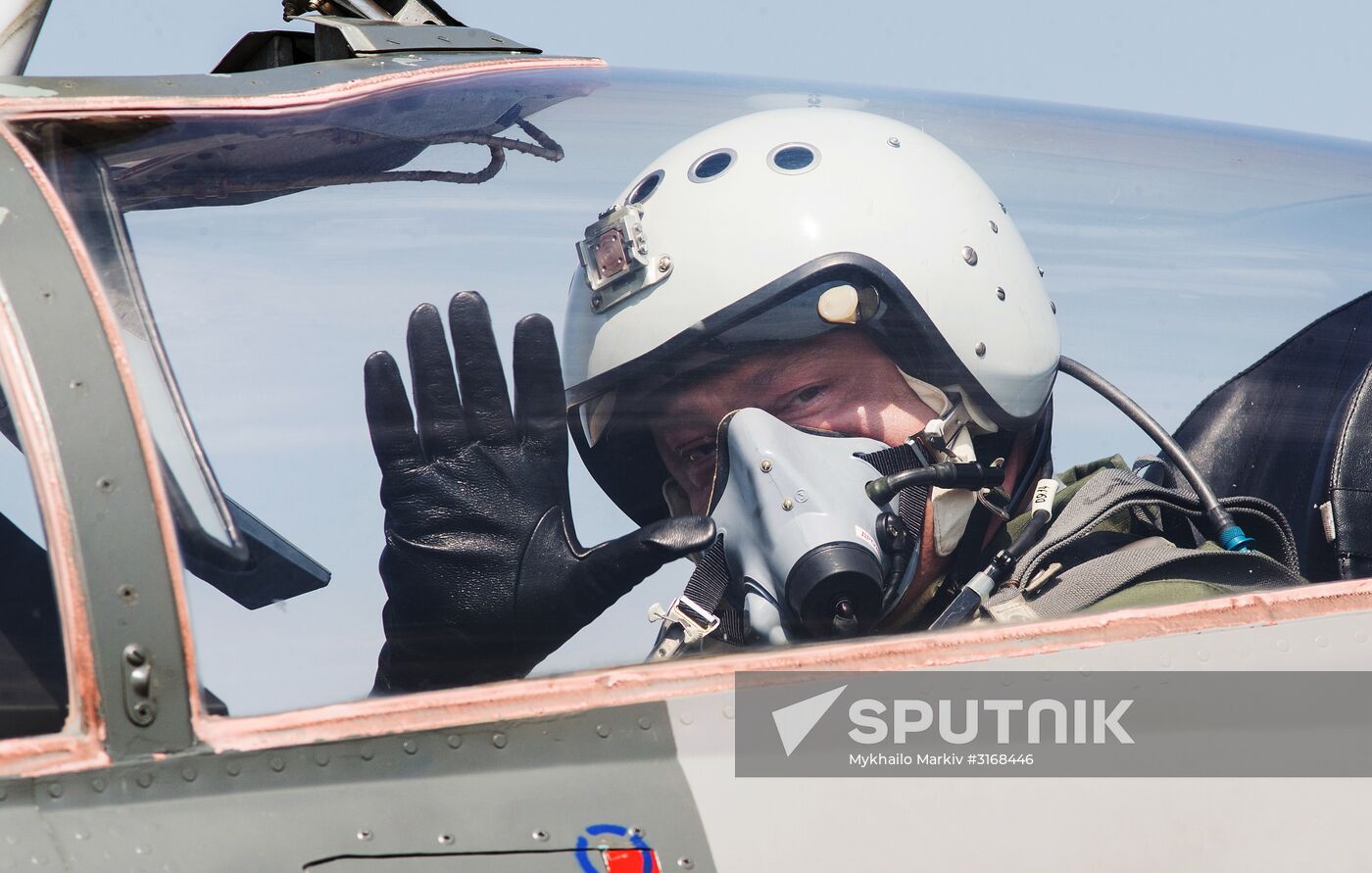 Ukrainian President Petro Poroshenko flies MiG-29 fighter