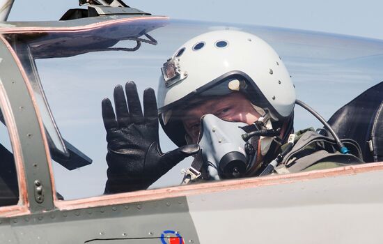 Ukrainian President Petro Poroshenko flies MiG-29 fighter
