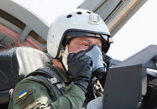 Ukrainian President Petro Poroshenko flies MiG-29 fighter