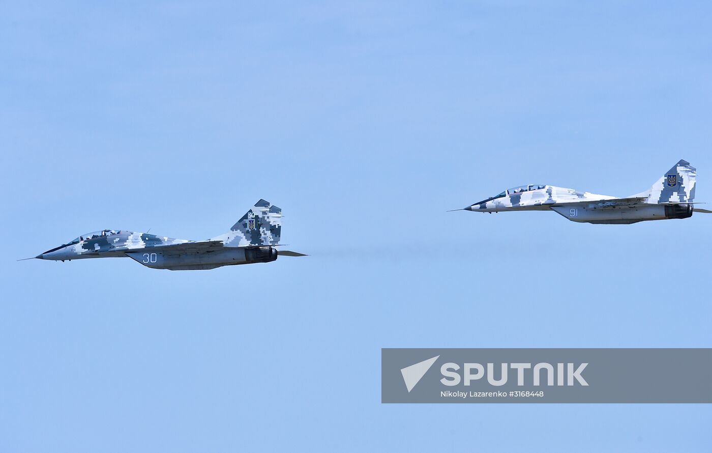 Ukrainian President Petro Poroshenko flies MiG-29 fighter