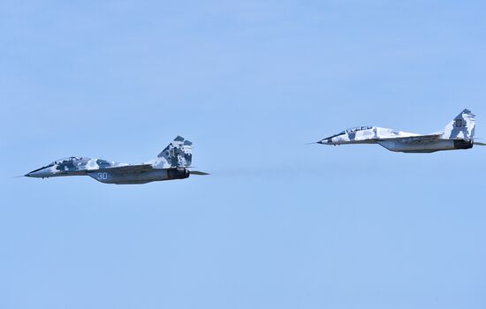 Ukrainian President Petro Poroshenko flies MiG-29 fighter