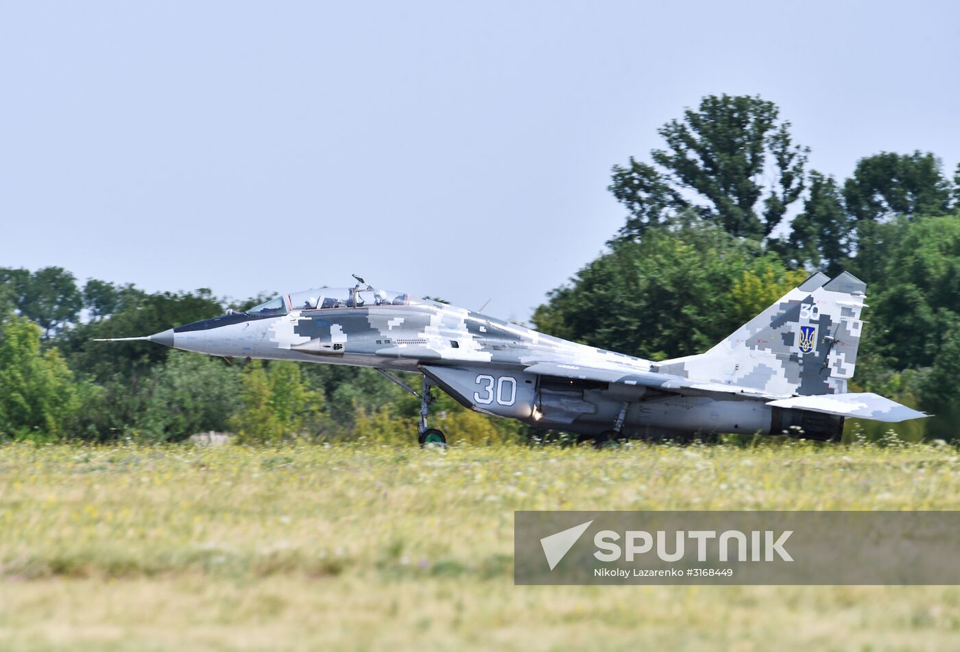 Ukrainian President Petro Poroshenko flies MiG-29 fighter