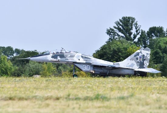 Ukrainian President Petro Poroshenko flies MiG-29 fighter