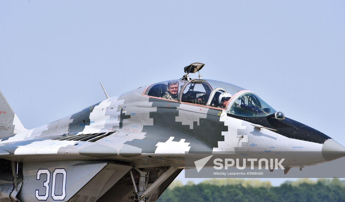Ukrainian President Petro Poroshenko flies MiG-29 fighter