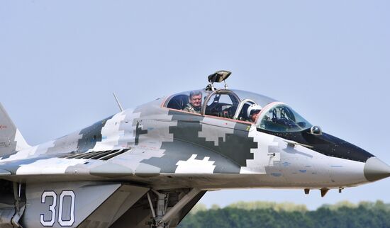 Ukrainian President Petro Poroshenko flies MiG-29 fighter