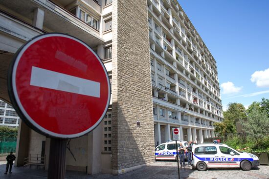 Car plows through soldiers on patrol in Paris suburb
