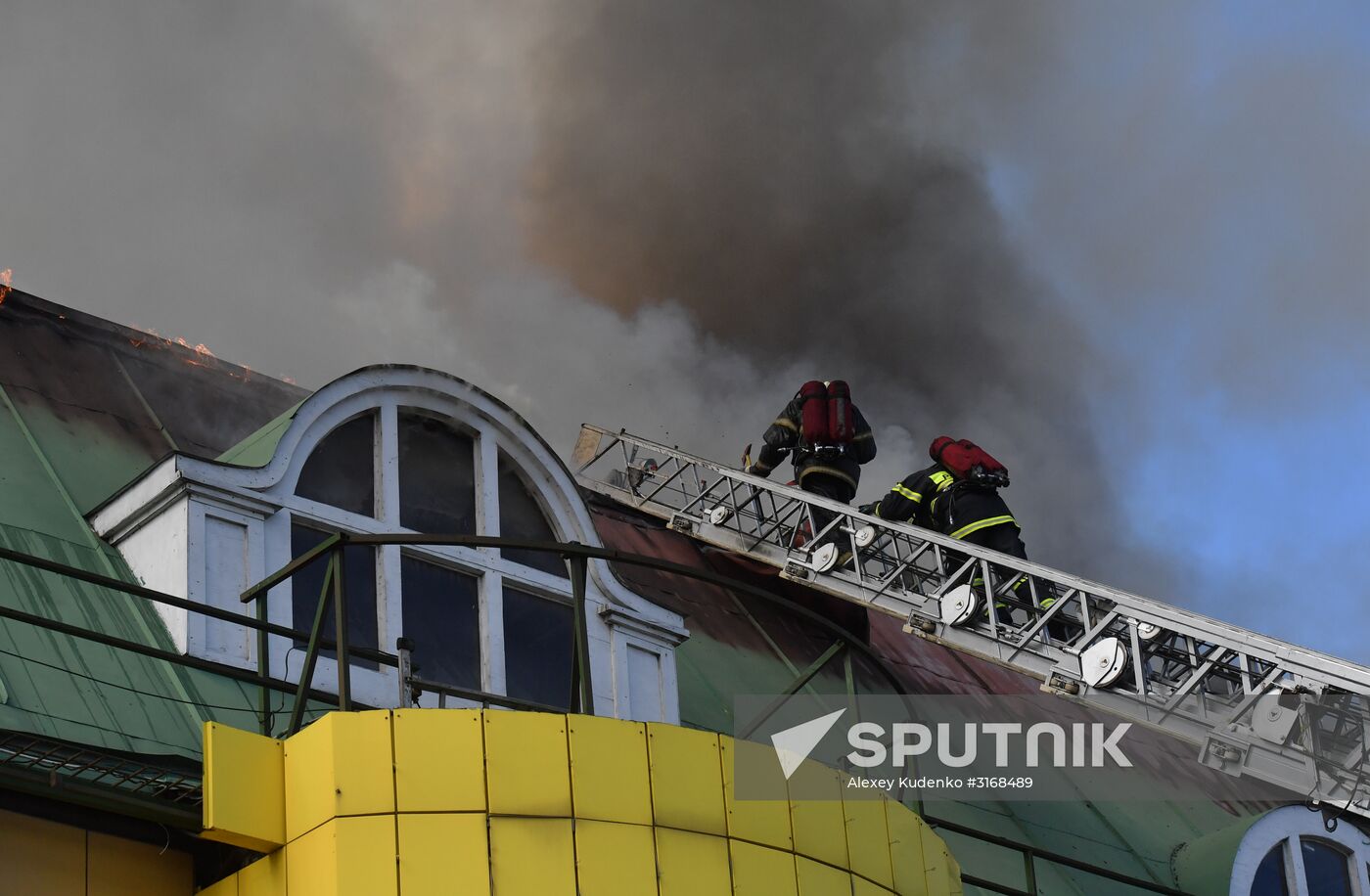 Fire at Atom shopping mall on Taganskaya Square