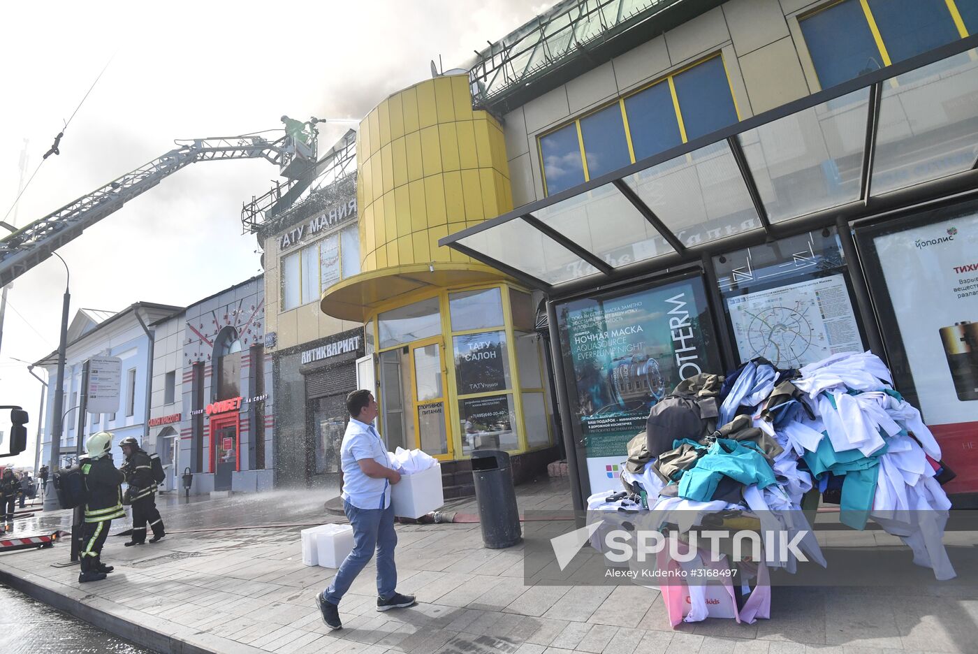 Fire at Atom shopping mall on Taganskaya Square