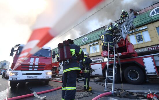Fire at Atom shopping mall on Taganskaya Square