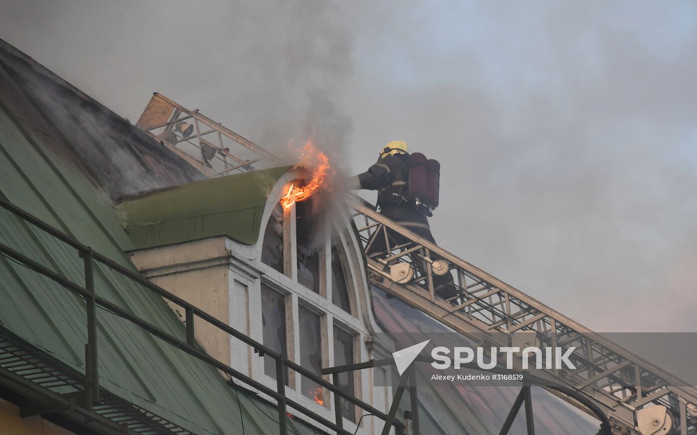 Fire at Atom shopping mall on Taganskaya Square