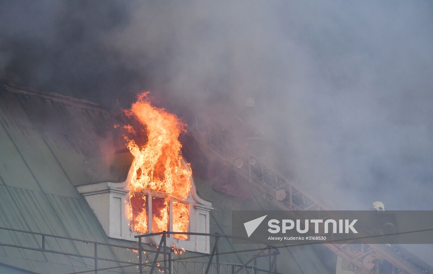 Fire at Atom shopping mall on Taganskaya Square