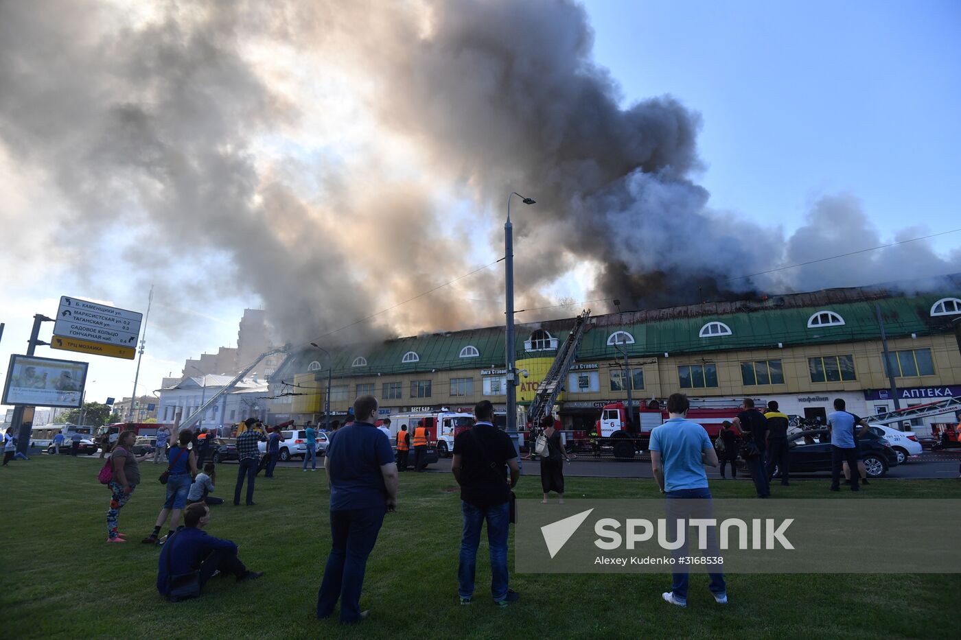 Fire at Atom shopping mall on Taganskaya Square