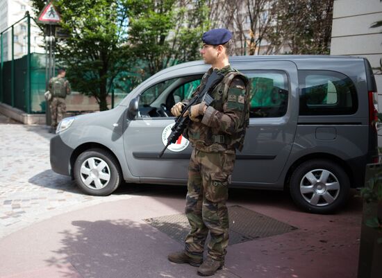 Car plows through soldiers on patrol in Paris suburb