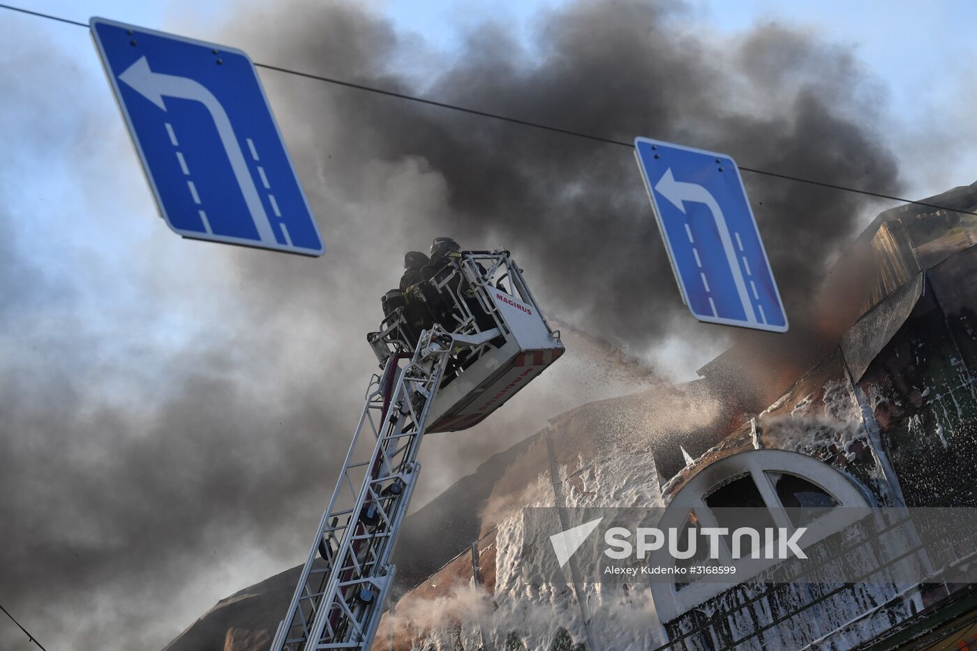 Fire at Atom shopping mall on Taganskaya Square