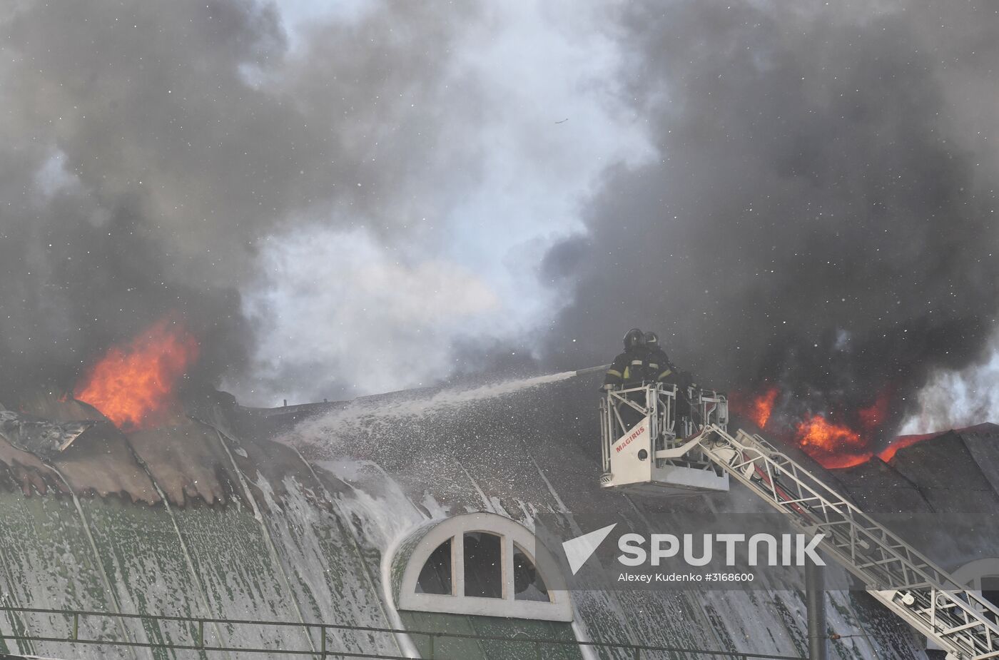 Fire at Atom shopping mall on Taganskaya Square