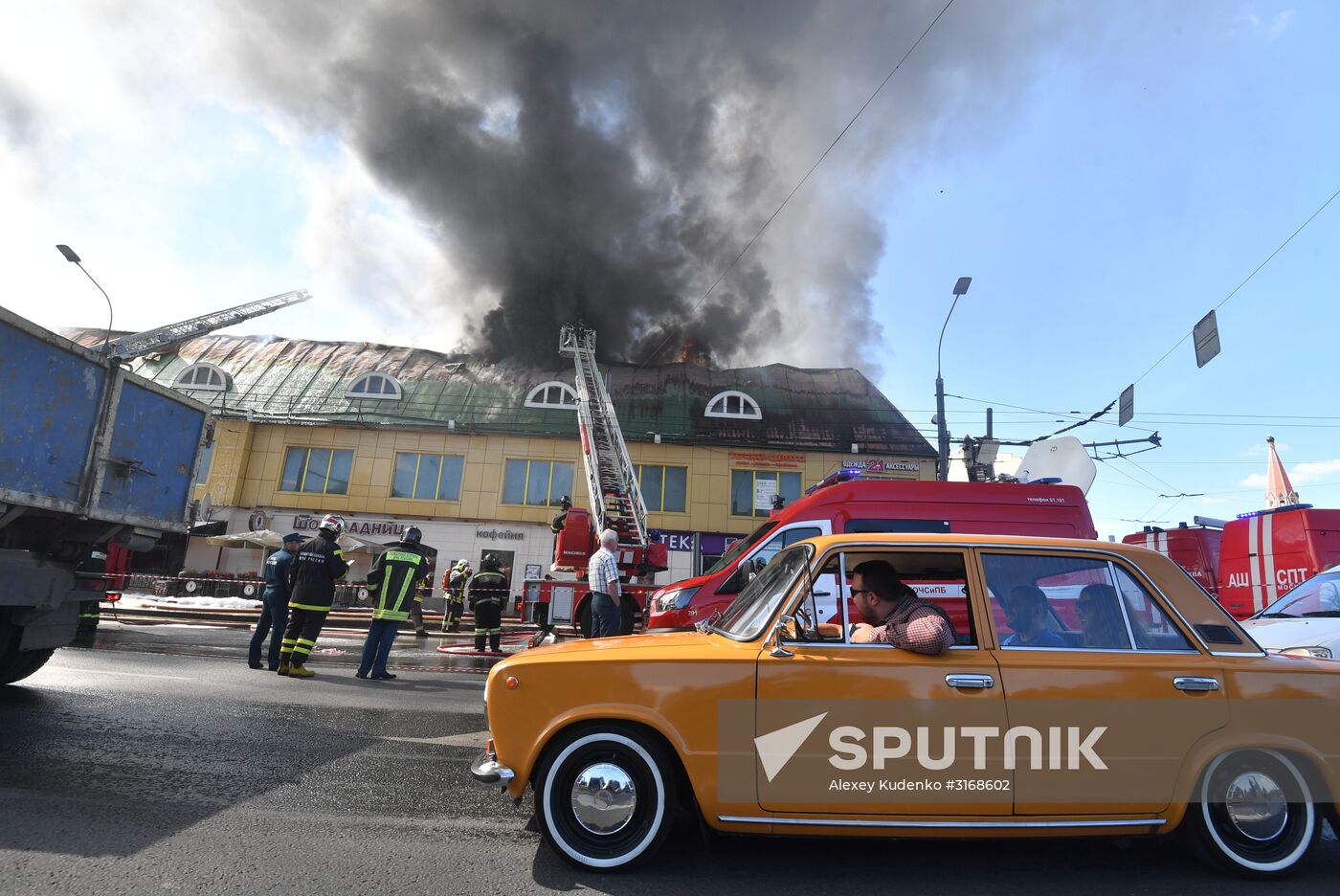 Fire at Atom shopping mall on Taganskaya Square