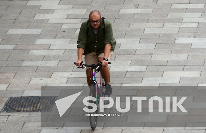 A man ride a bicycle on Yakimanskaya Embankment in Moscow. Location: Russia, Moscow. Author: Kirill Kallinikov/Sputnik. Improvement works on Moscow streets