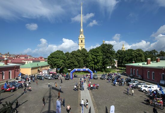 St. Petersburg - Sevastopol car rally kicks off