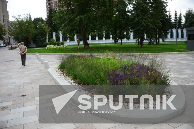 A flower bed in 3rd Golutvinsky Lane, Moscow. Location: Russia, Moscow. Author: Kirill Kallinikov/Sputnik. Improvement works on Moscow streets
