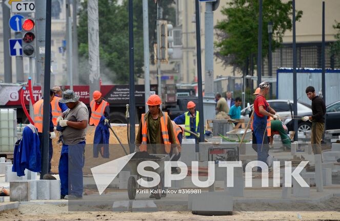 Workers on Korovy Val Street, Moscow. Location: Russia, Moscow. Author: Kirill Kallinikov/Sputnik. Improvement works on Moscow streets