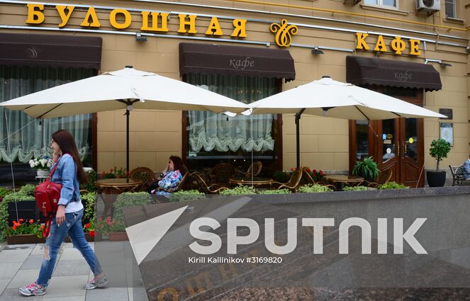 Patrons in a cafe on Zhitnaya Street, Moscow. Location: Russia, Moscow. Author: Kirill Kallinikov/Sputnik. Improvement works on Moscow streets