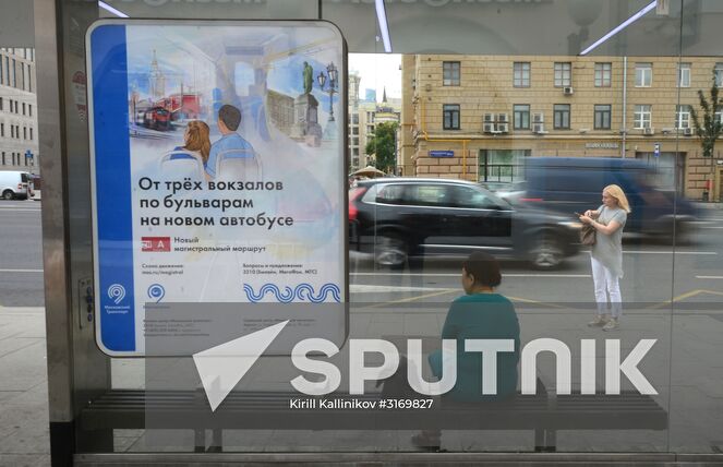 A woman sits at a bus stop on Smolenskaya Square, Moscow. Location: Russia, Moscow. Author: Kirill Kallinikov/Sputnik. Improvement works on Moscow streets