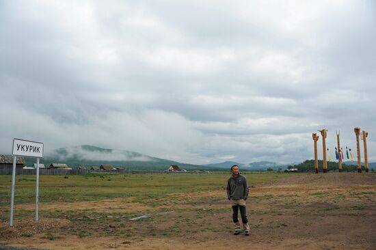 Sculptor and artist Dashi Namdakov comes to his native village in Trans-Baikal