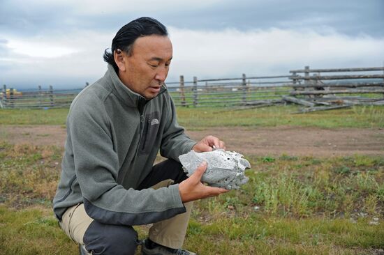 Sculptor and artist Dashi Namdakov comes to his native village in Trans-Baikal