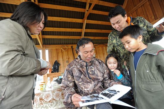Sculptor and artist Dashi Namdakov comes to his native village in Trans-Baikal